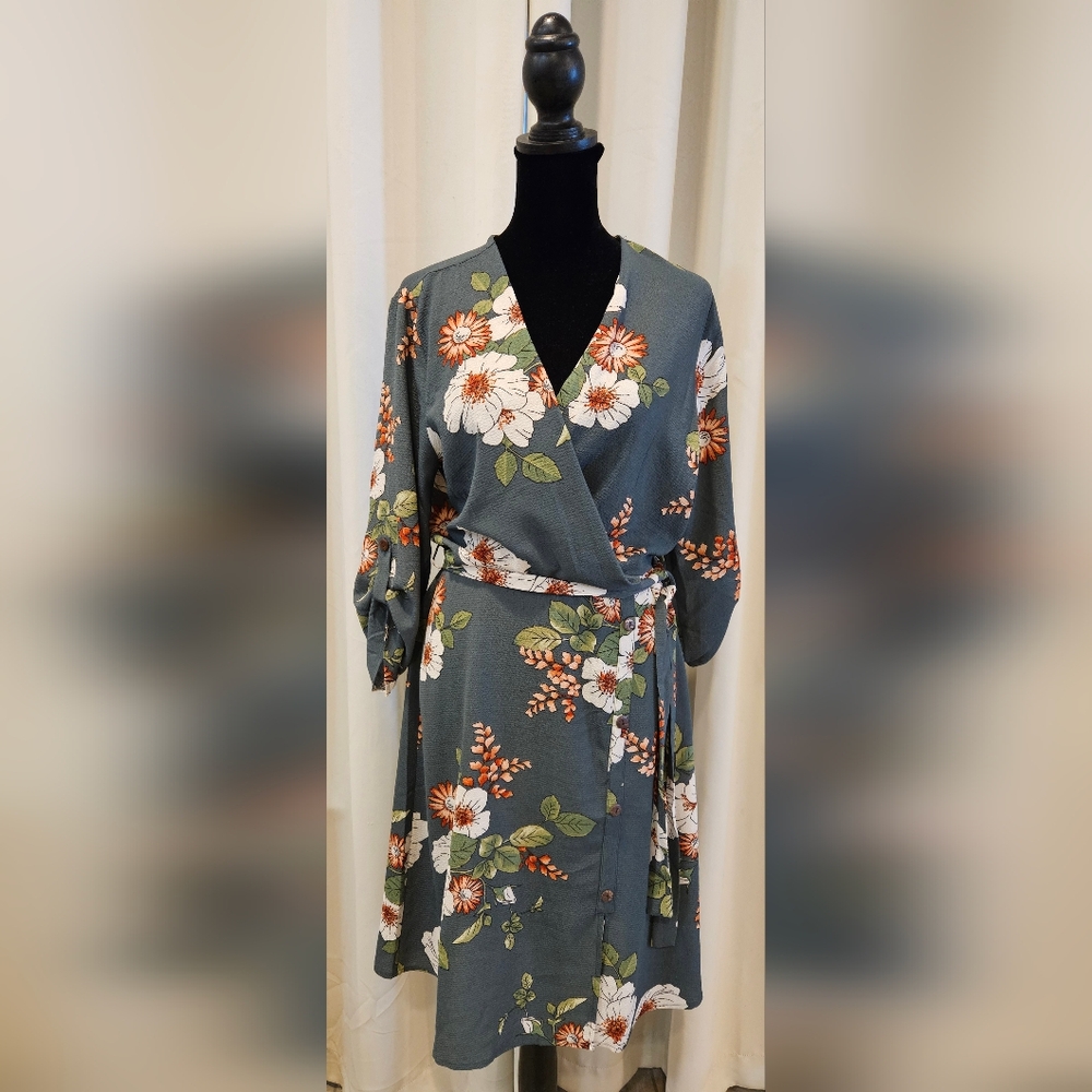 Monteau floral dark eucalyptus green dress with a tie waist. Size L